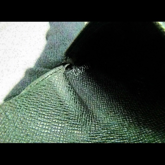 Authentic LV Taiga Green Wallet - Picture 8 of 8